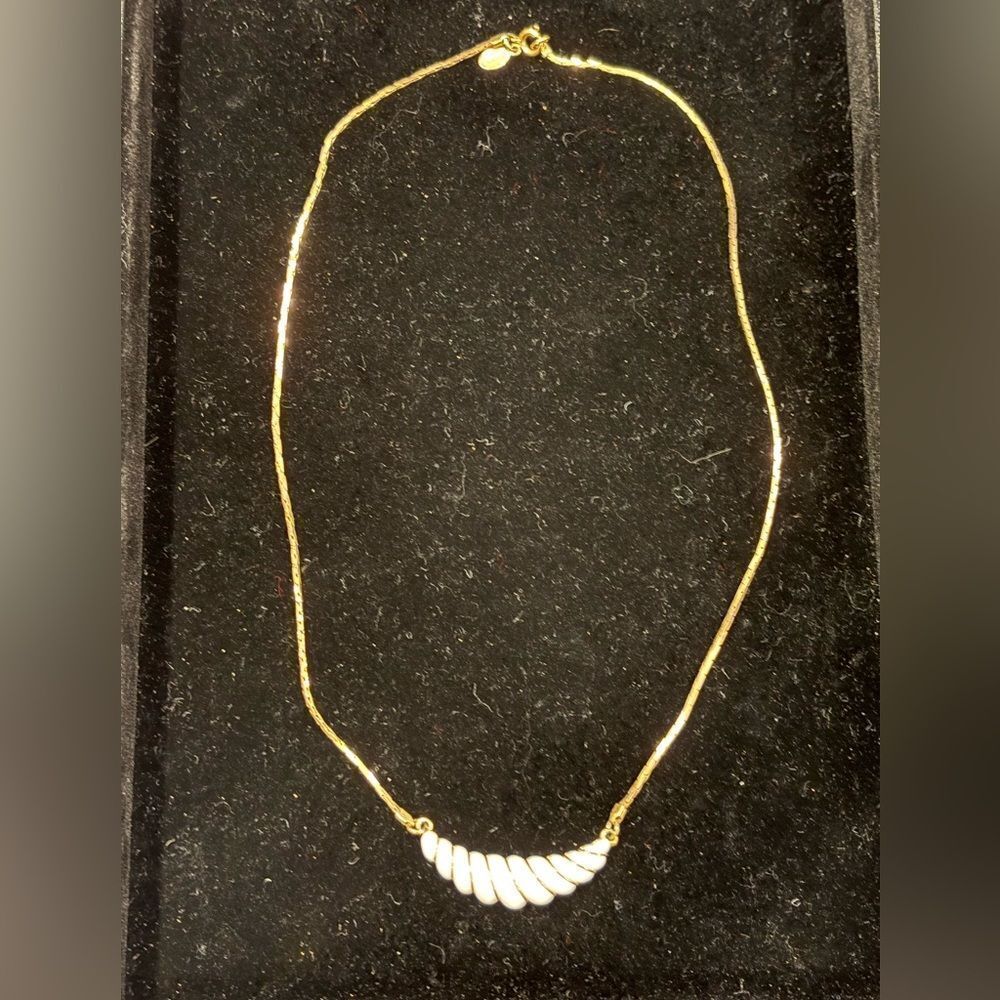 VTG 80’s Gatsby Collection Avon Gold Necklace with White Scalloped Edges